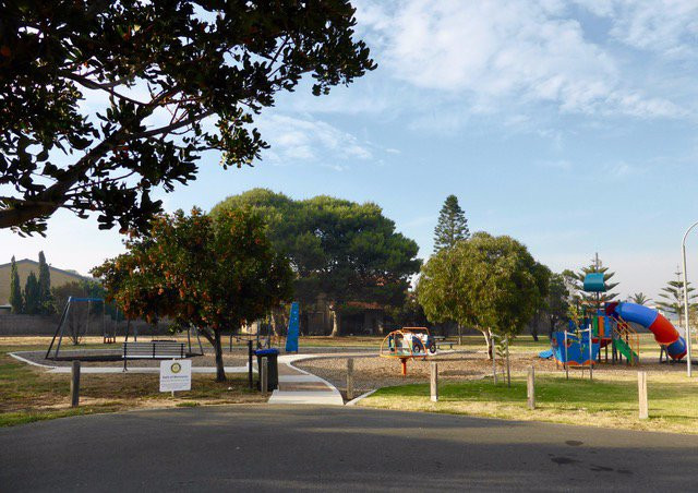 Midcourse Reserve Playground景点图片