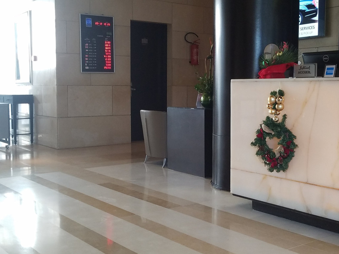 莱克里欧套房酒店主图