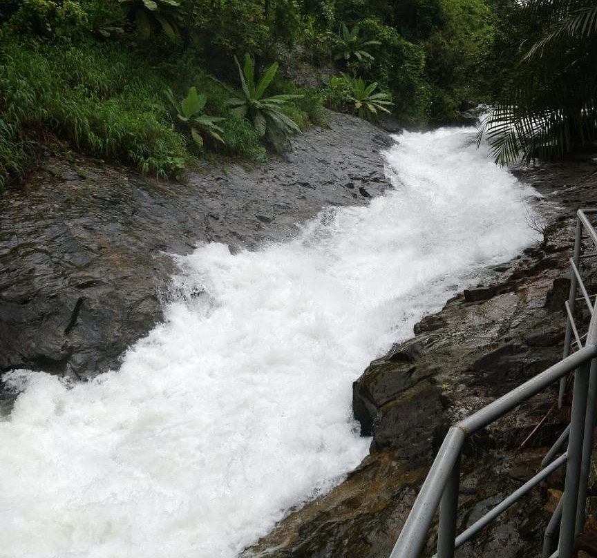 Ezharakund Waterfalls景点图片