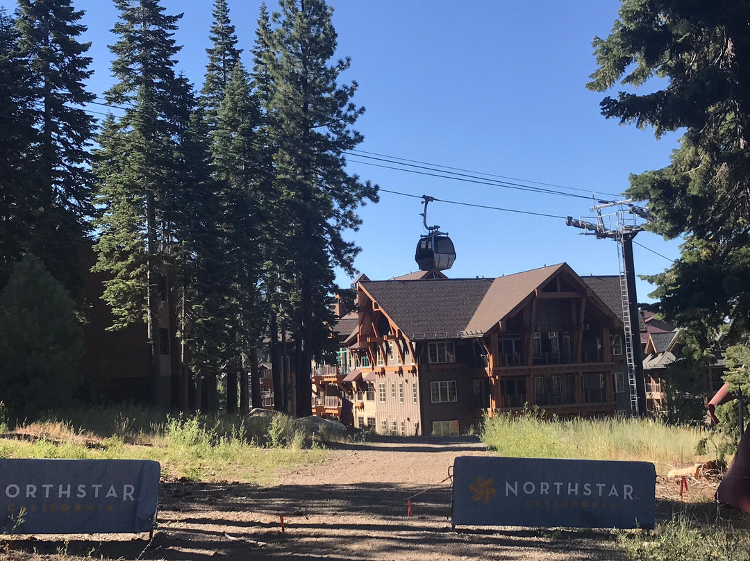 One Village Place Residences主图