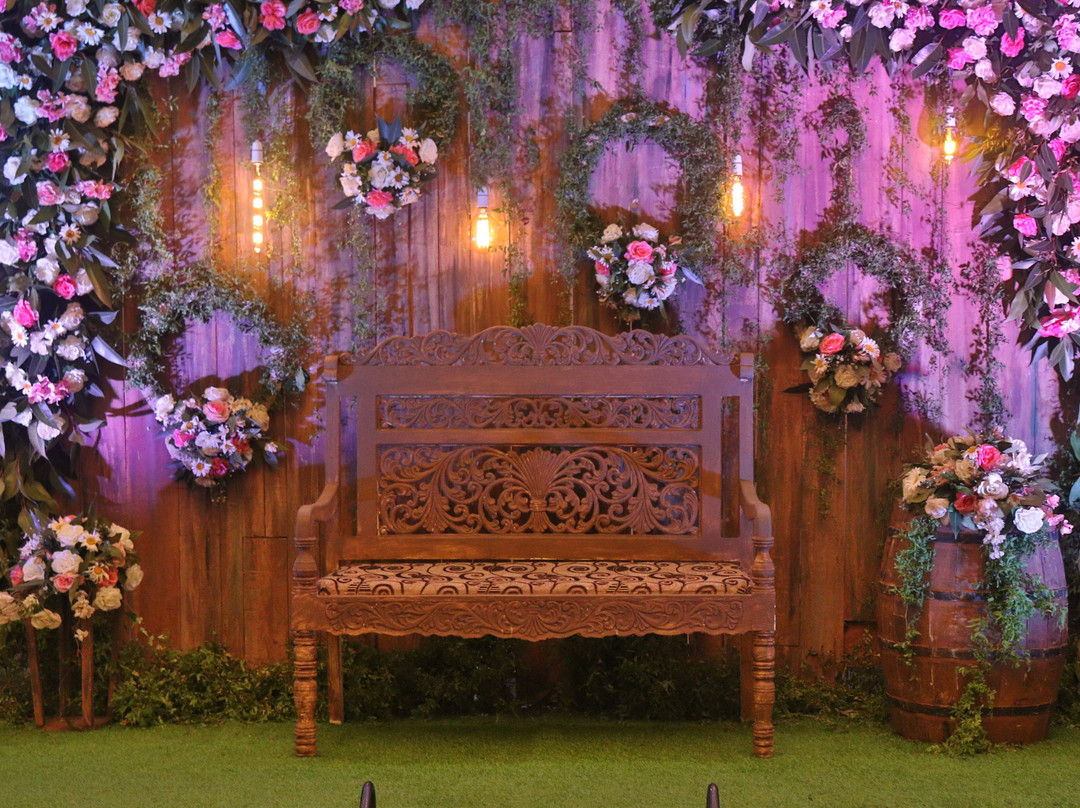 The Golden Crown Hotel主图