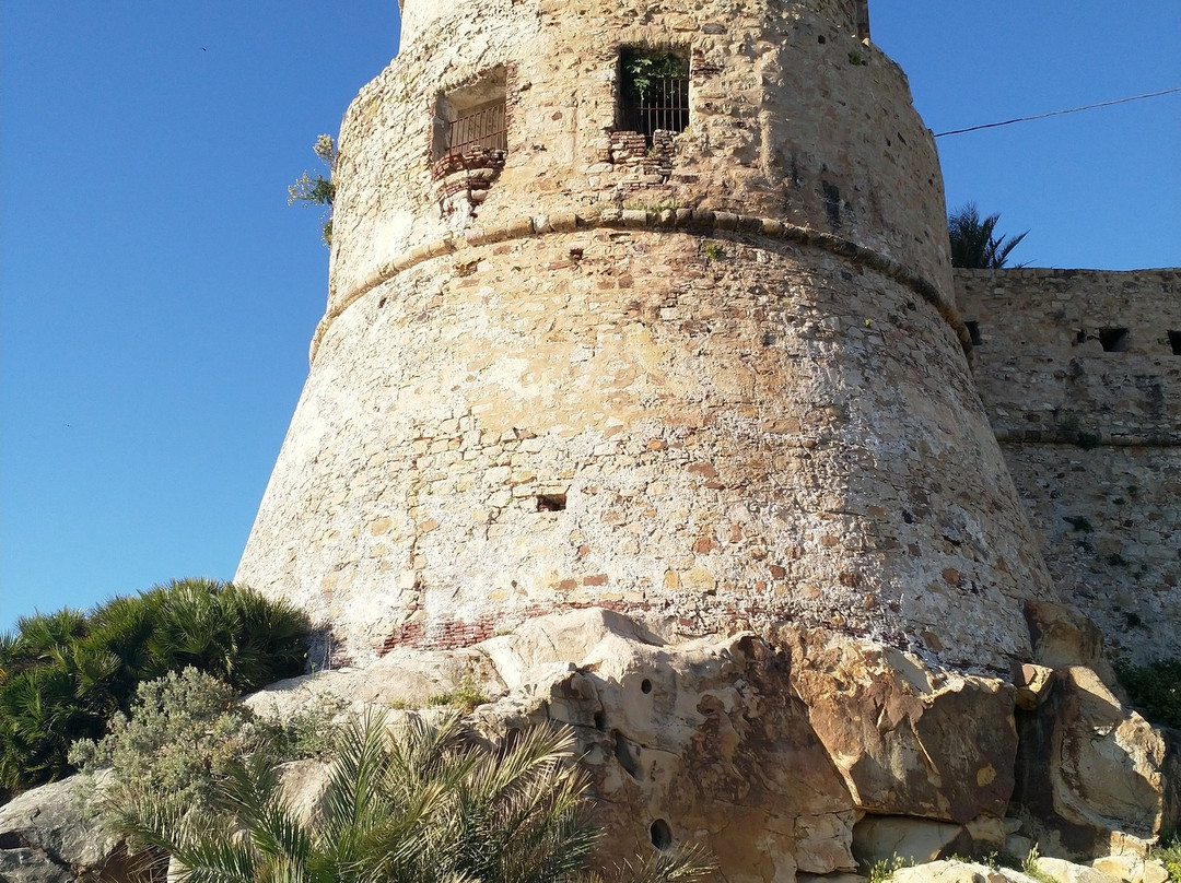 Fort Genois-塔巴卡必去景点