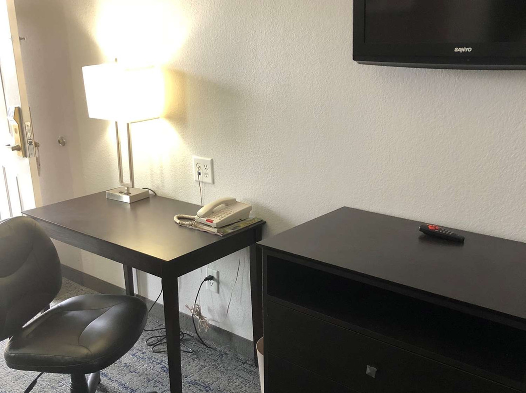 Executive Inn and Suites主图