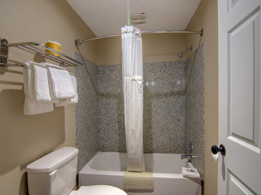 Westbridge Inn & Suites主图