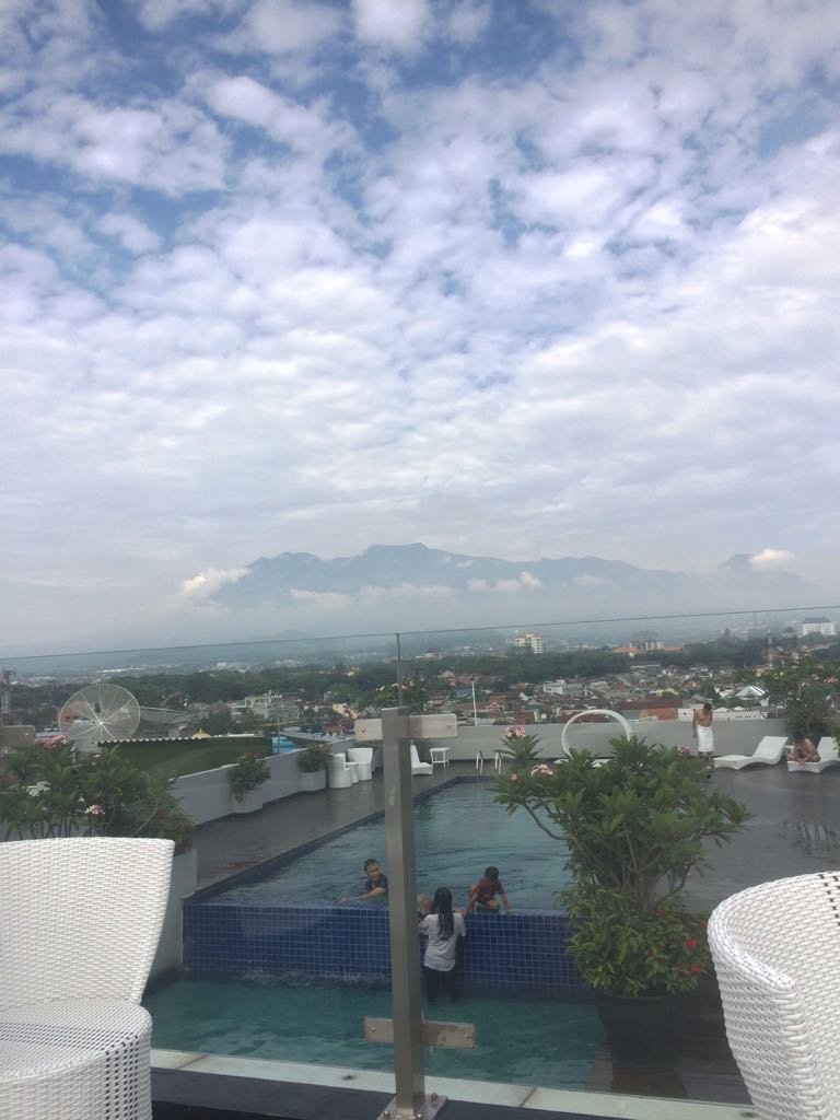 Ascent Hotel & Cafe Malang-泳池