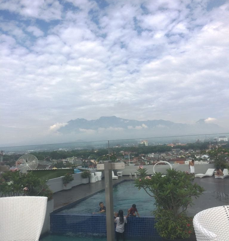 Ascent Hotel & Cafe Malang主图
