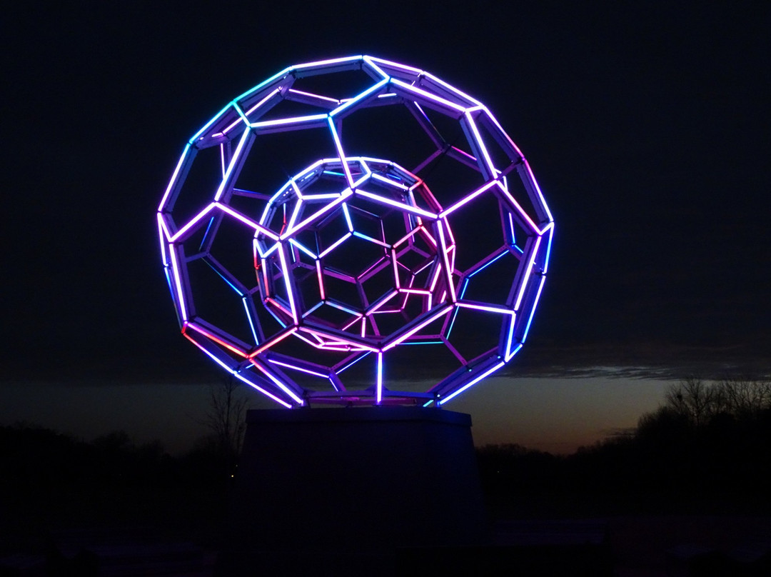Buckyball At Crystal Bridges-本顿维尔必去景点