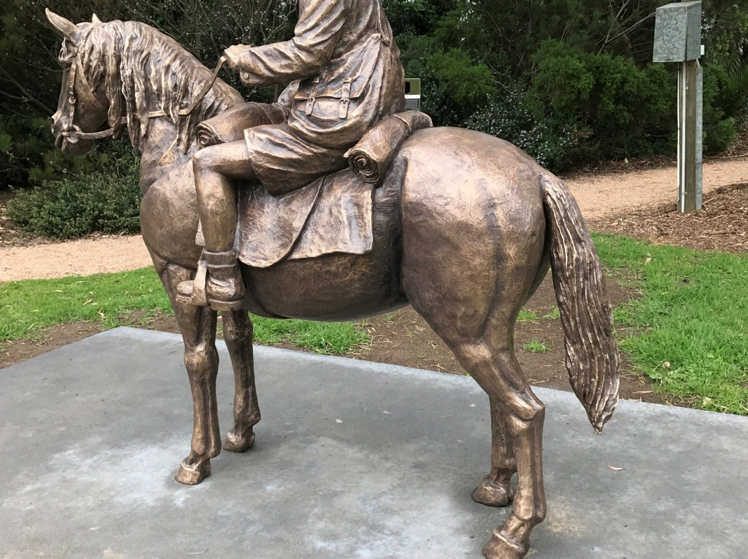 Lennie Gwyther Statue-Leongatha必去景点