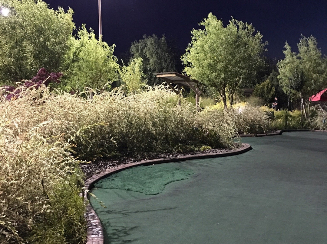 Hi-Knoll Driving Range & Mini-Golf-素里必去景点