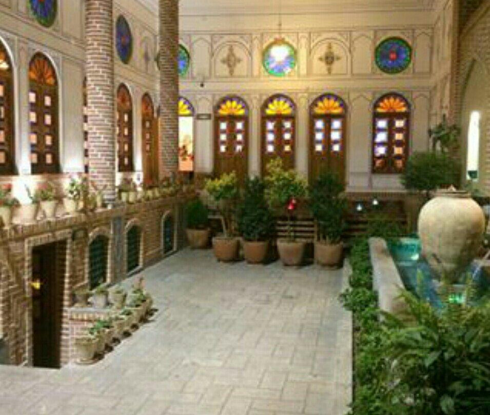 Mobarakeh餐馆和美食-Toranj Food Complex (Hovans House)