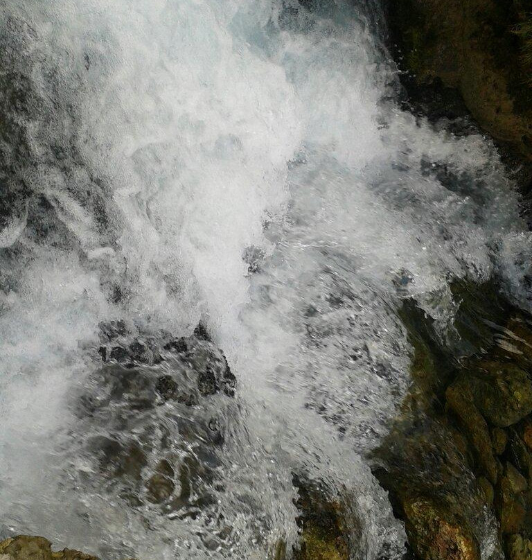 Ngelirip Waterfall景点图片