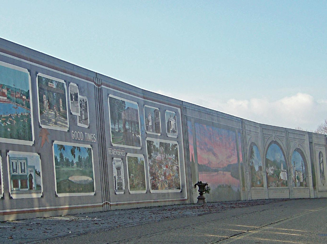Portsmouth Floodwall Mural景点图片