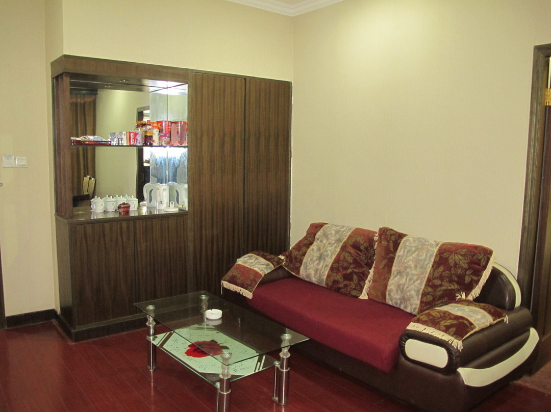 句容水月清华酒店（宁杭路崇明地铁站店）主图