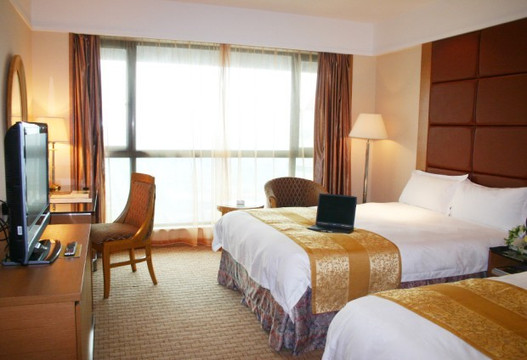 三徳大酒店主图