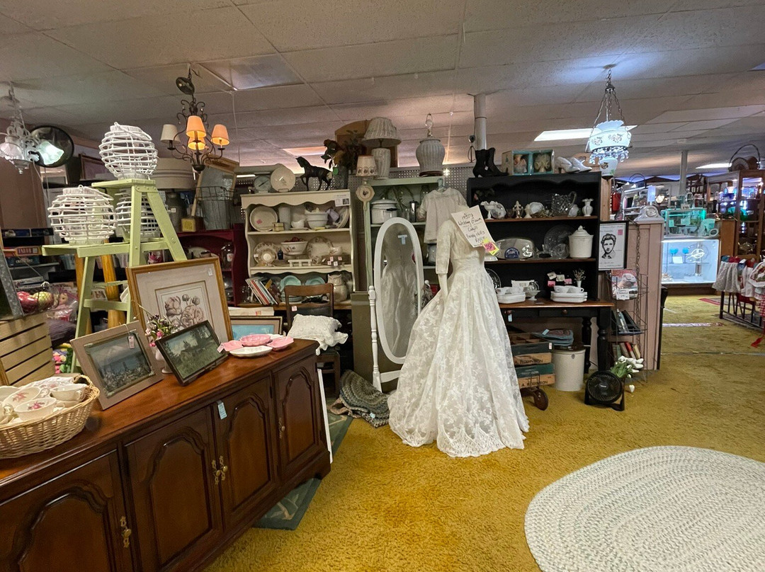 South Tacoma Antique Mall景点图片