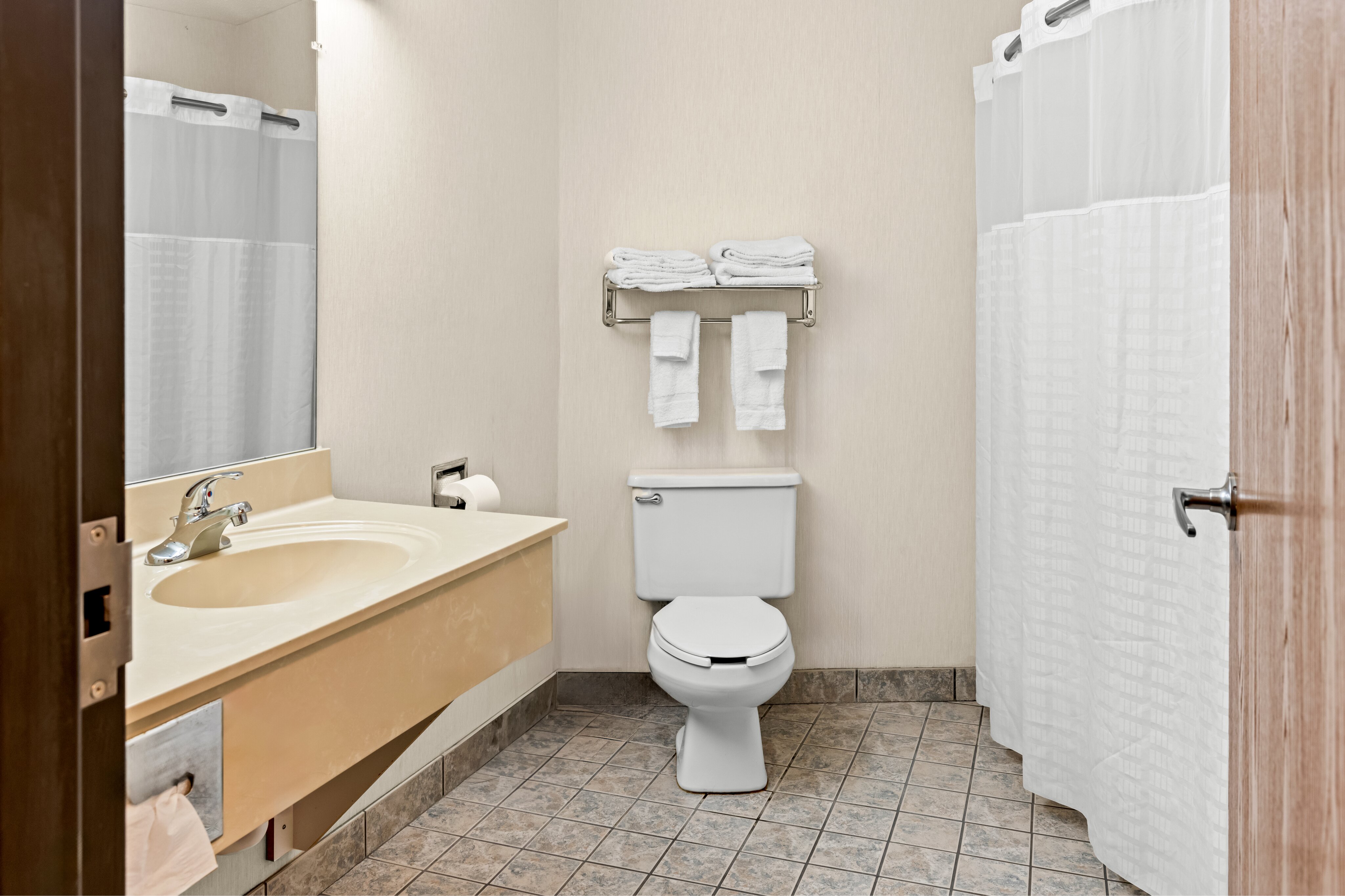 Americas Best Value Inn Tahquamenon Country-浴室