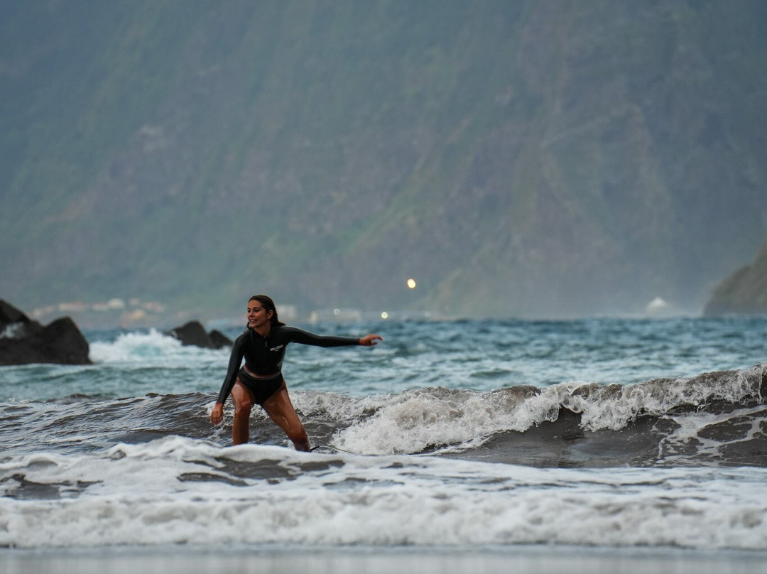 Triple Tide - Seixal Surf School-莫尼什港必去景点