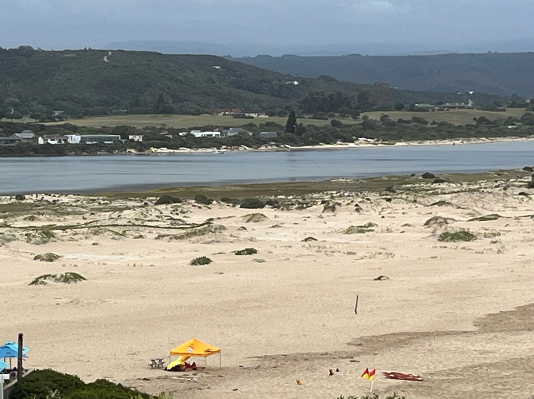 Sunshowers Beachfront Luxury Self Catering Accommodation主图