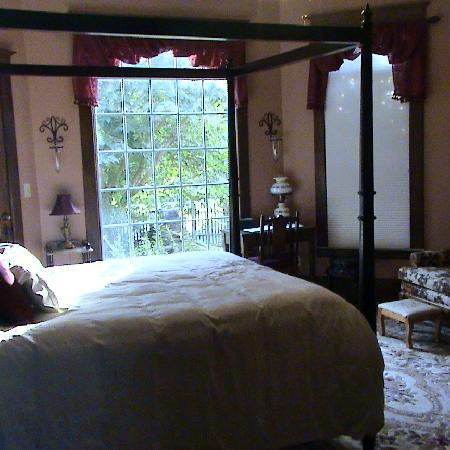 Old Coe House Bed and Breakfast主图