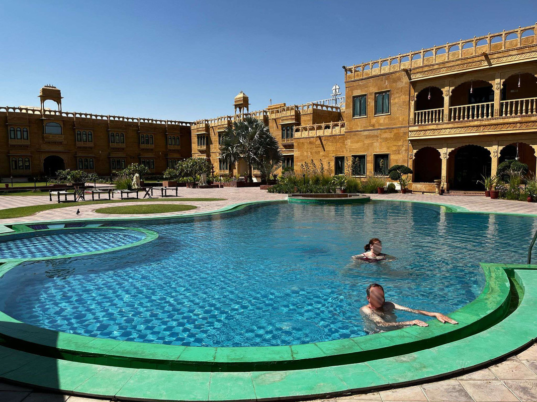 郁金香沙漠酒店主图