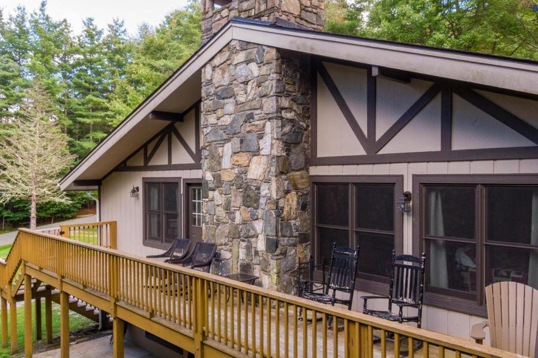 Courtyard Banner Elk