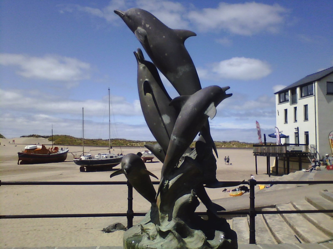 Dolphin Sculpture & Water Feature-Barmouth必去景点