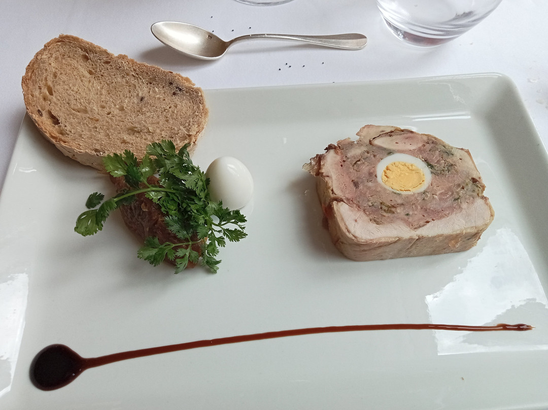 布瓦菱酒店主图