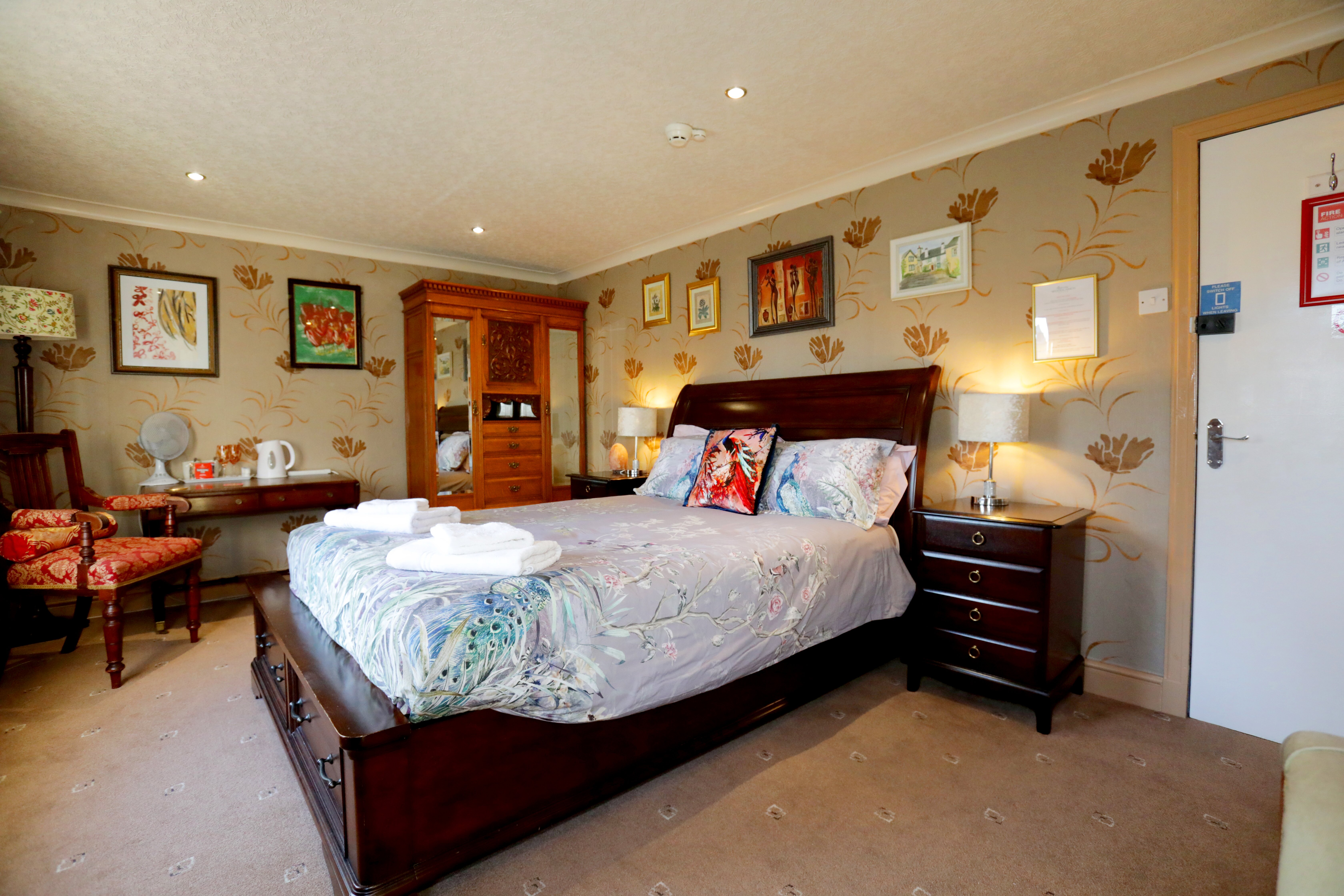 Bryn Woodlands House-客卧