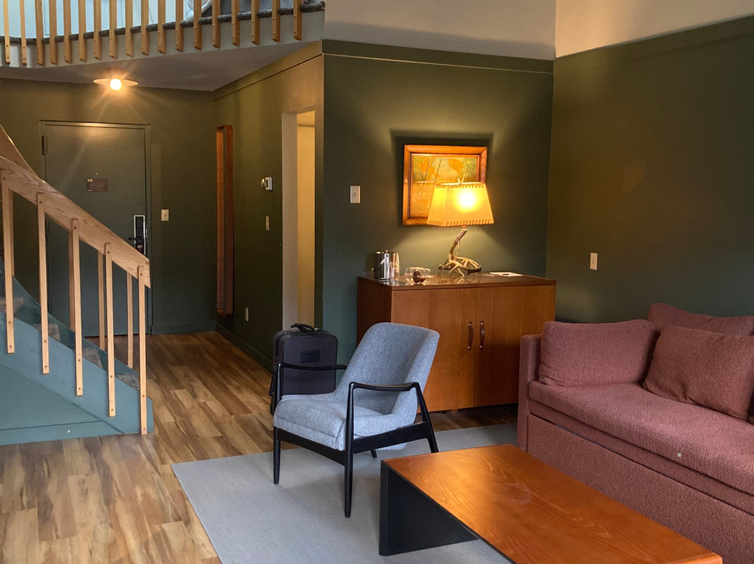 Hunter Lodge, a Bluebird by Lark主图