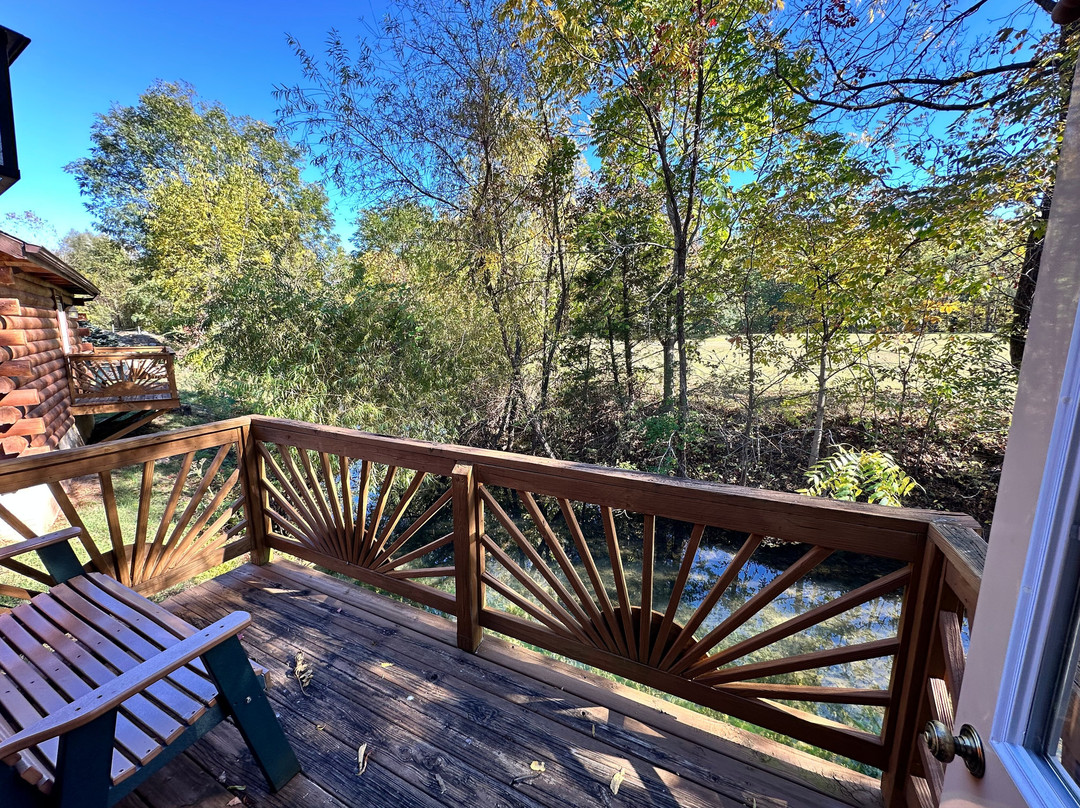 Smoke Hole Caverns & Log Cabin Resort主图