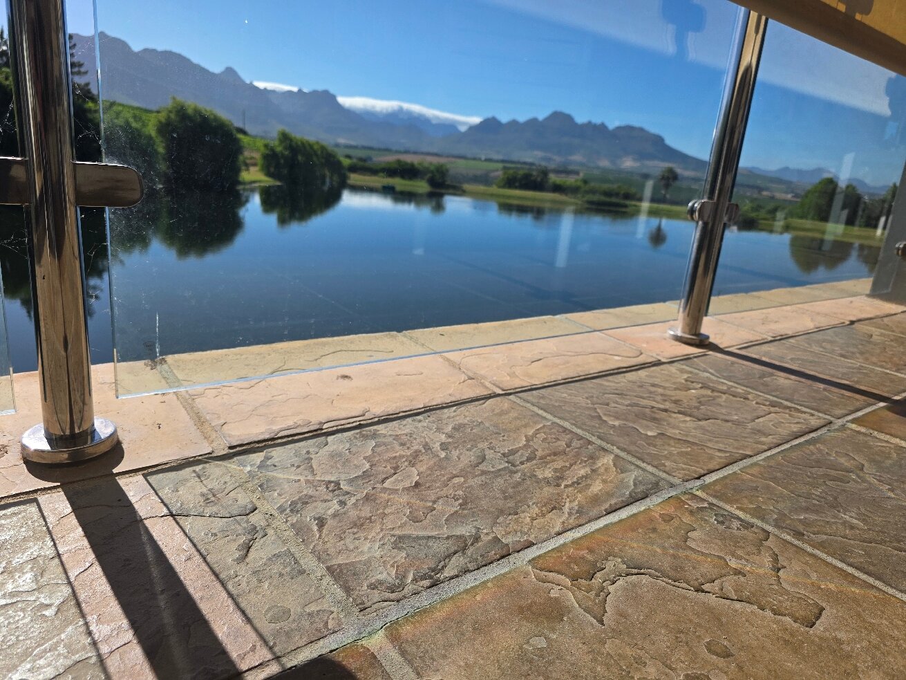 艾萨拉红酒酒店-官方