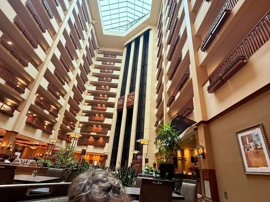 Embassy Suites by Hilton St. Louis St. Charles主图