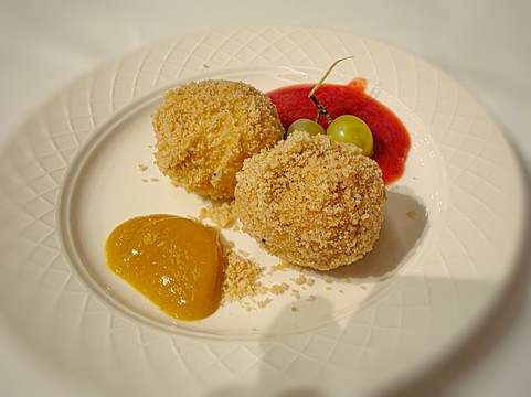 勒百斯泉采尔酒店主图