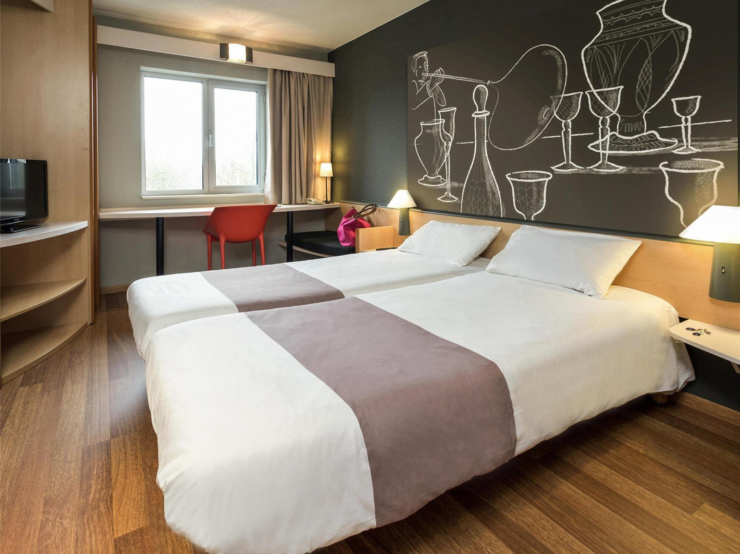 宜必思列日瑟兰酒店主图