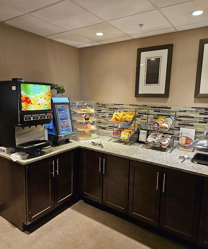 基恩市中心万枫套房酒店主图