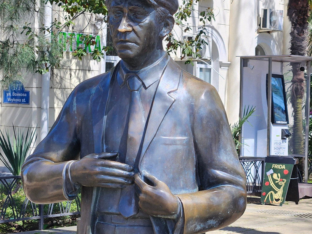 Monument to the Characters of Movie Brilliantovaya Ruka-索契必去景点