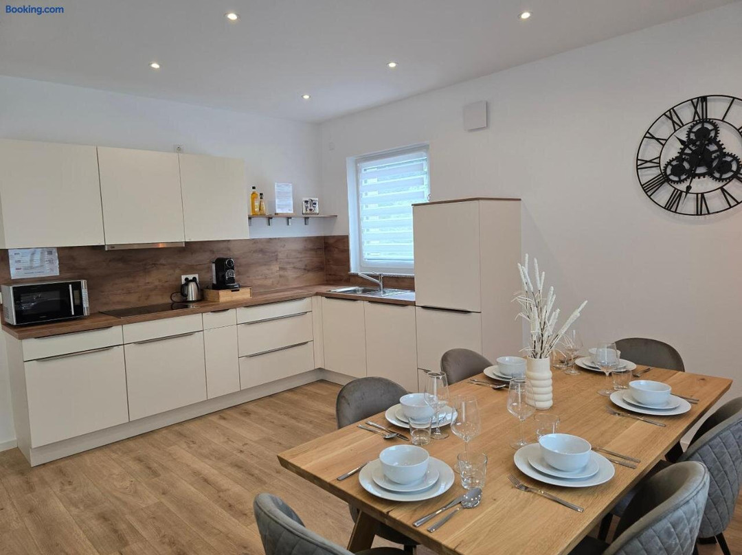 Großes Apartment mit Kuche, Dusche, Badewanne, Balkon, Parkplatz vor dem Haus, schnelles Internet, A
