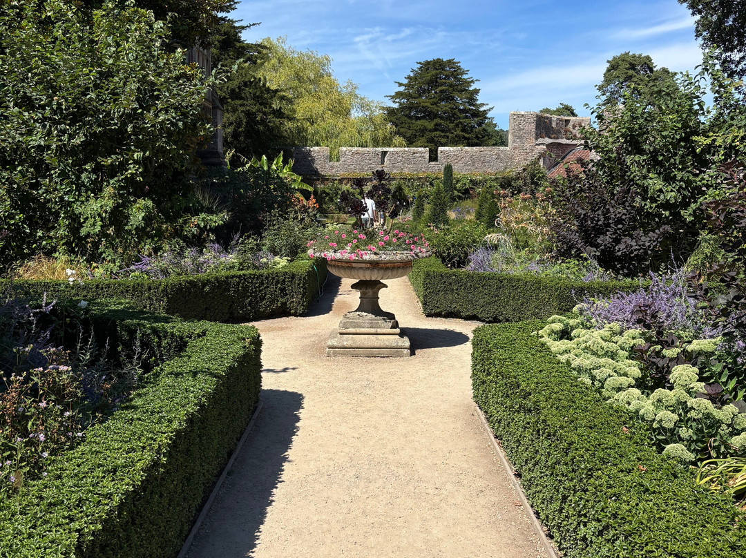 The Bishop's Palace And Gardens-韦尔斯必去景点