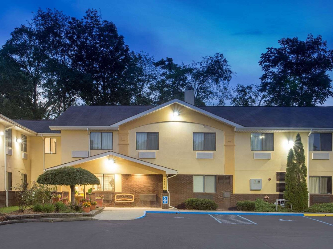 雷德福酒店住宿-Super 8 by Wyndham Radford VA