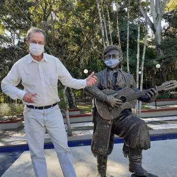 Estátua do Teixeirinha-Rolante必去景点