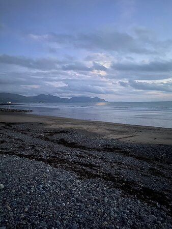 Dinas Dinlle Beach景点图片