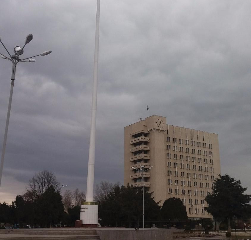 Qayroqqum旅游景点-The Flagpole with the Flag of Tajikistan