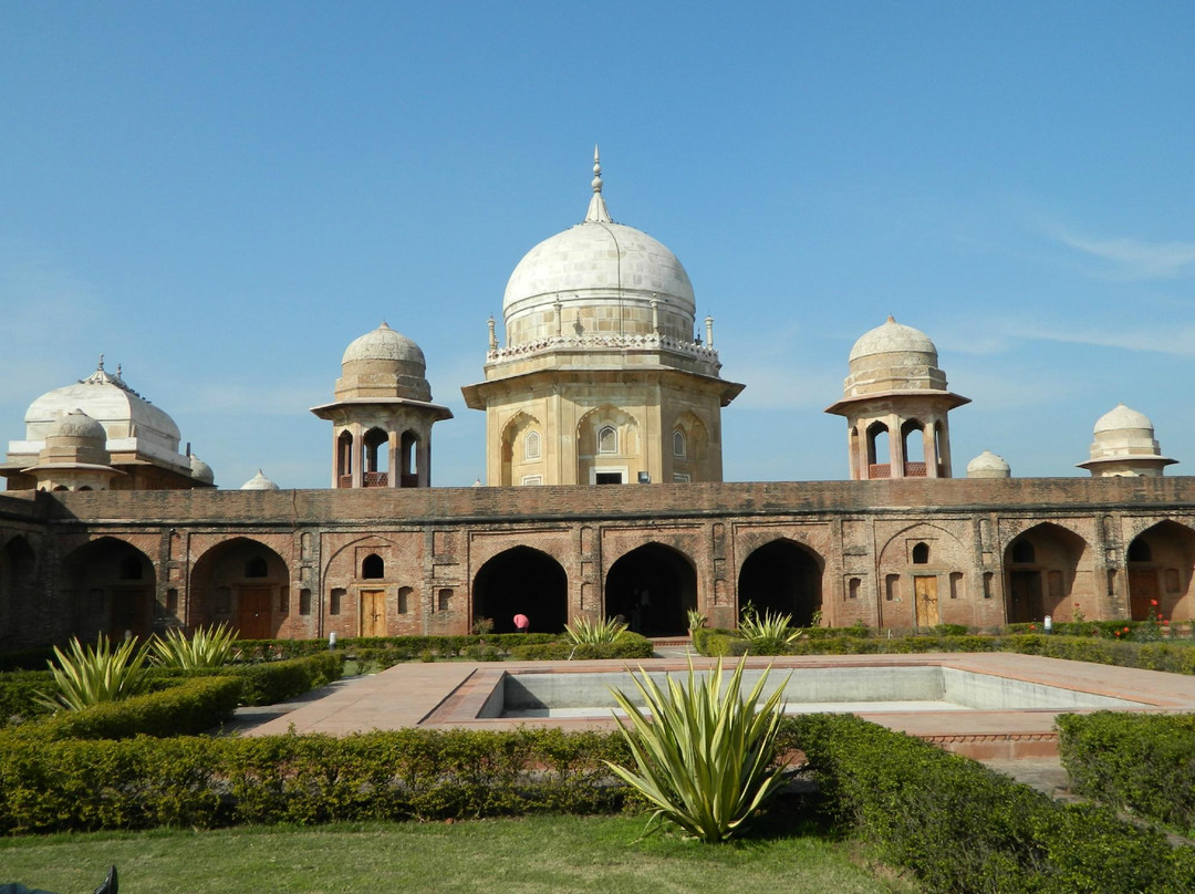 Sheikh Chehli Mausoleum景点图片