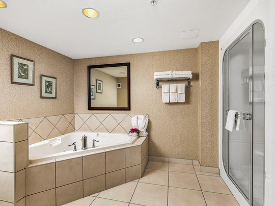 Redwood Inn & Suites主图