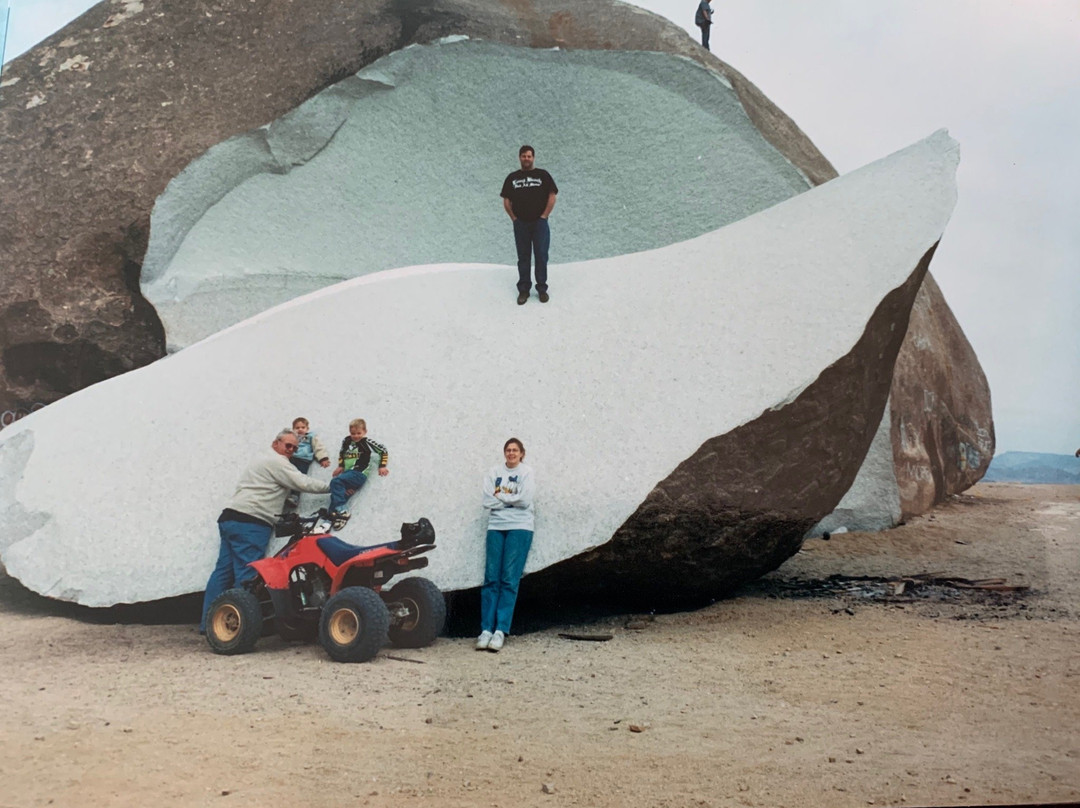 Giant Rock-Landers必去景点