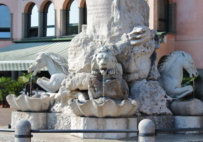 Fontana di Piazza XIII Martiri di Lovere景点图片