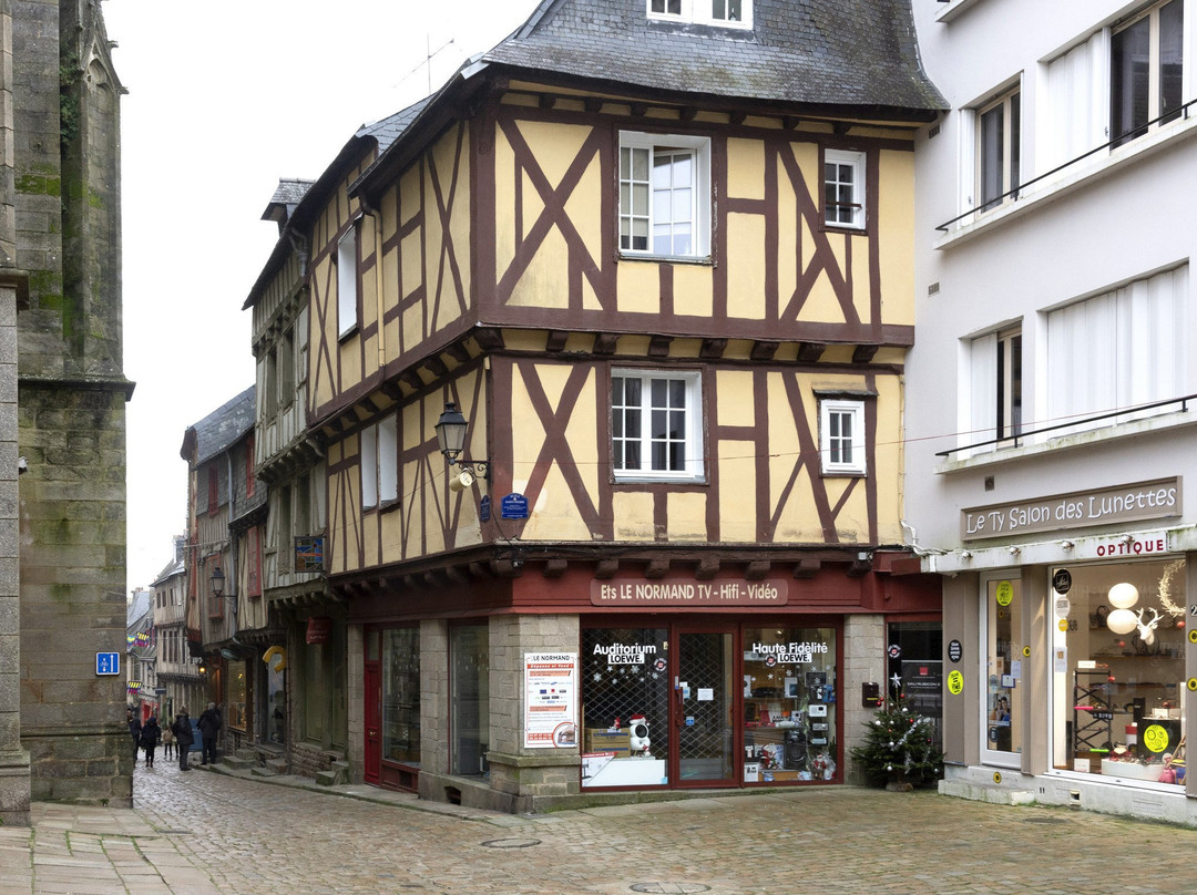 Place Saint-Pierre-瓦讷必去景点