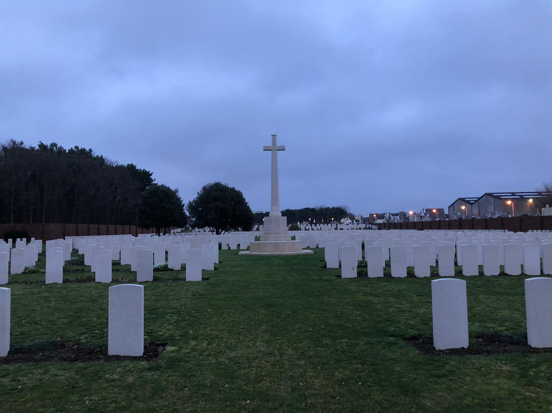 Les Baraques Military Cemetery景点图片