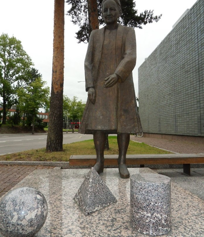 Helvi Honk Monument-科沃拉必去景点