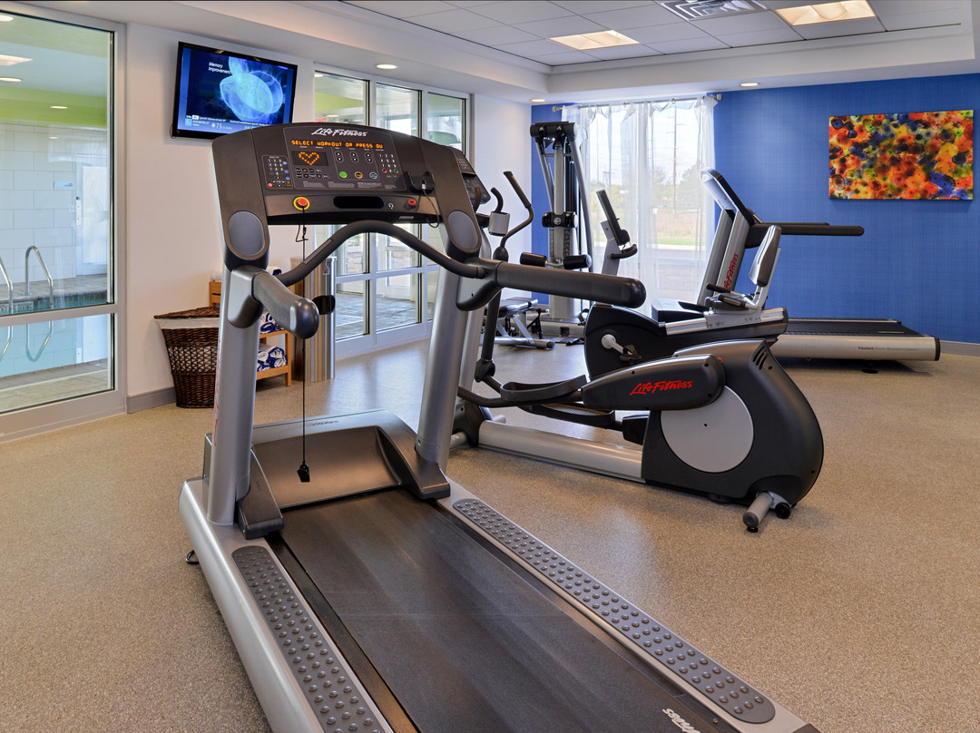 Holiday Inn Express & Suites Terre Haute by IHG主图